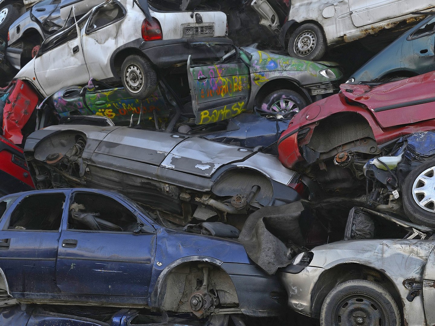 vehicle graveyard - car 3D https://p.turbosquid.com/ts-thumb/0b/LbgbXY/f4ahfVII/879789090/jpg/1553553855/1920x1080/fit_q87/49ea72d62b584d58bb6cf373431db4461703ff10/879789090.jpg