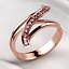 Anello in oro alla moda con linea di diamanti