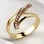 Anello in oro alla moda con linea di diamanti