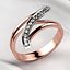 Anello in oro alla moda con linea di diamanti