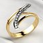 Anello in oro alla moda con linea di diamanti
