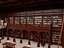 Scena d'interni di una lussuosa biblioteca reale europea in stile classico.