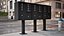 Buzón negro de ocho puertas y dos paquetes