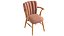Sillón europeo tapizado en terciopelo rosa suave y madera.