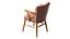 Sillón europeo tapizado en terciopelo rosa suave y madera.