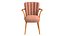Sillón europeo tapizado en terciopelo rosa suave y madera.