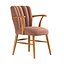 Sillón europeo tapizado en terciopelo rosa suave y madera.