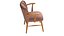 Sillón europeo tapizado en terciopelo rosa suave y madera.