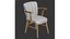 Sillón europeo tapizado en terciopelo rosa suave y madera.