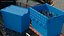 Caja de reciclaje industrial con botellas de plástico azules