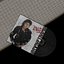 Pila de discos de vinilo con consola