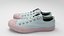 Par de zapatillas o gumshoes de mujer en lona rosa y blanca, calzado urbano hipster