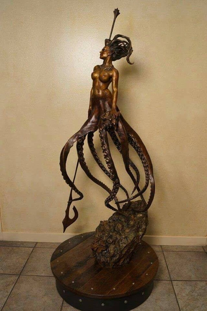 3D model Octoqueen - Queen of seas https://p.turbosquid.com/ts-thumb/8s/OC01cK/bS/queen/jpg/1641314448/1920x1080/fit_q87/c3953454653676b051e0a77f67cbdd6e35c7df3b/queen.jpg