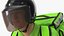スクーターに乗る配達人