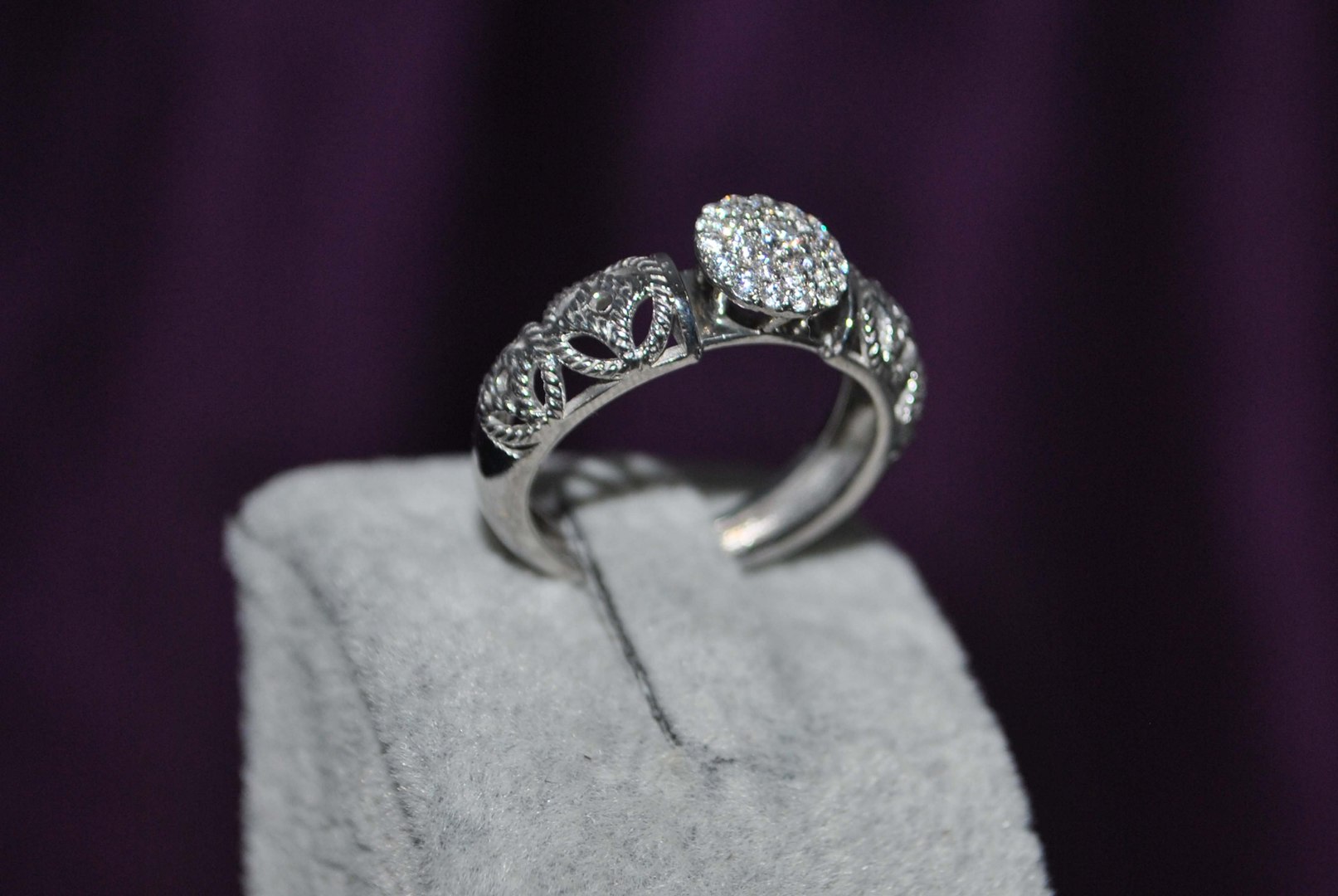 3D jewellery ring model https://p.turbosquid.com/ts-thumb/Ag/vU49rl/wtSx14of/x80/jpg/1511980543/1920x1080/fit_q87/be7cdc8d2fb7a12fd85b4415e9ddecd6a250a97b/x80.jpg