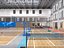 Modello 3D di un'ampia arena polisportiva al coperto con campo da basket.