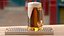 Torre della birra a triplo rubinetto con boccale di birra