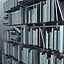 Libreria piena di libri e riviste