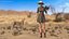 Donne in costume da safari con binocolo
