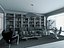 Sala de estar moderna con estantería