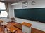 Scena interna di un'aula scolastica in stile giapponese moderno.