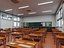 Scena interna di un'aula scolastica in stile giapponese moderno.