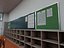 Scena interna di un'aula scolastica in stile giapponese moderno.