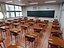 Scena interna di un'aula scolastica in stile giapponese moderno.