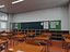 Scena interna di un'aula scolastica in stile giapponese moderno.