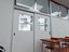 Scena interna di un'aula scolastica in stile giapponese moderno.