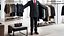 Traje negro, corbata roja y camisa blanca.