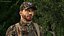 Hombre en caza de patos de pie en la hierba Camo Fur