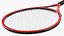 Raqueta de tenis roja con pelota de tenis