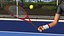 Raqueta de tenis roja con pelota de tenis
