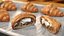 Croissant diviso con crema pasticcera all'interno