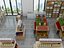 Interno moderno di un supermercato con corsie dedicate a frutta e verdura.