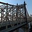 Ponte de Queensboro com bonde da ilha de Roosevelt