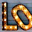 Освещенный металлический знак установлен 10