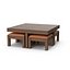Mesa de comedor y taburetes de madera oscura.