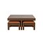 Mesa de comedor y taburetes de madera oscura.