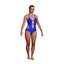 Jeune femme blonde en maillot de bain