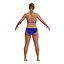 Jeune femme blonde en maillot de bain