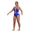 Jeune femme blonde en maillot de bain