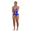 Jeune femme blonde en maillot de bain
