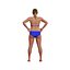 Jeune femme blonde en maillot de bain