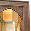 Espelho de chão de luxo oriental, modelo 3D, com moldura de madeira entalhada.
