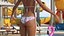 Chica de bikini de piel clara aparejada para Modo