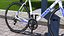 Bicicleta de carretera cerca del estacionamiento Bikeep abierto