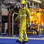 Travailleur du gaz en position de marche équipée