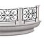 Klasyczny marmurowy balkon łukowy z kwadratowymi kolumnami i metalową balustradą